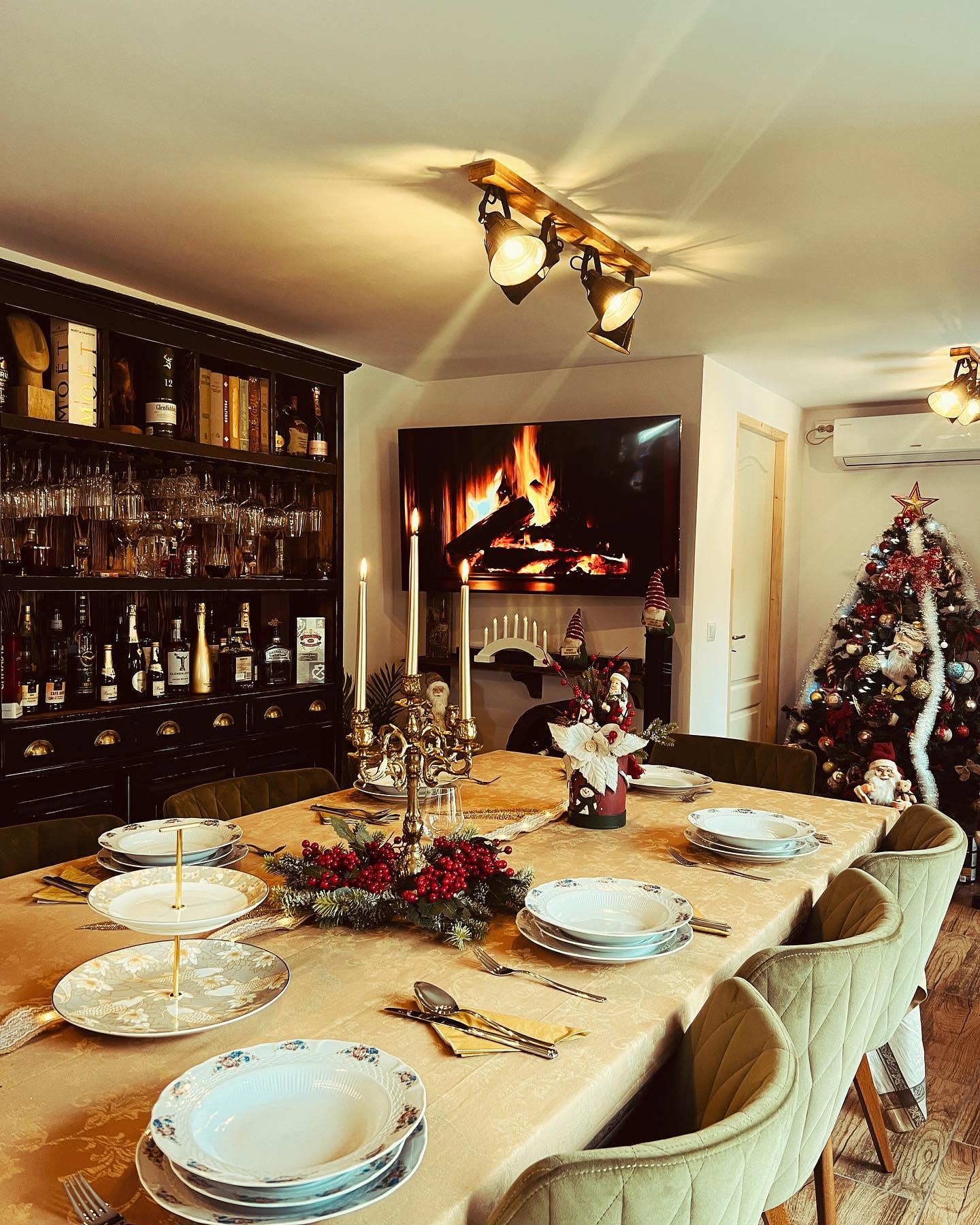 Zonă de luat masa cu mobilier clasic la Casa Roșca, Sighișoara