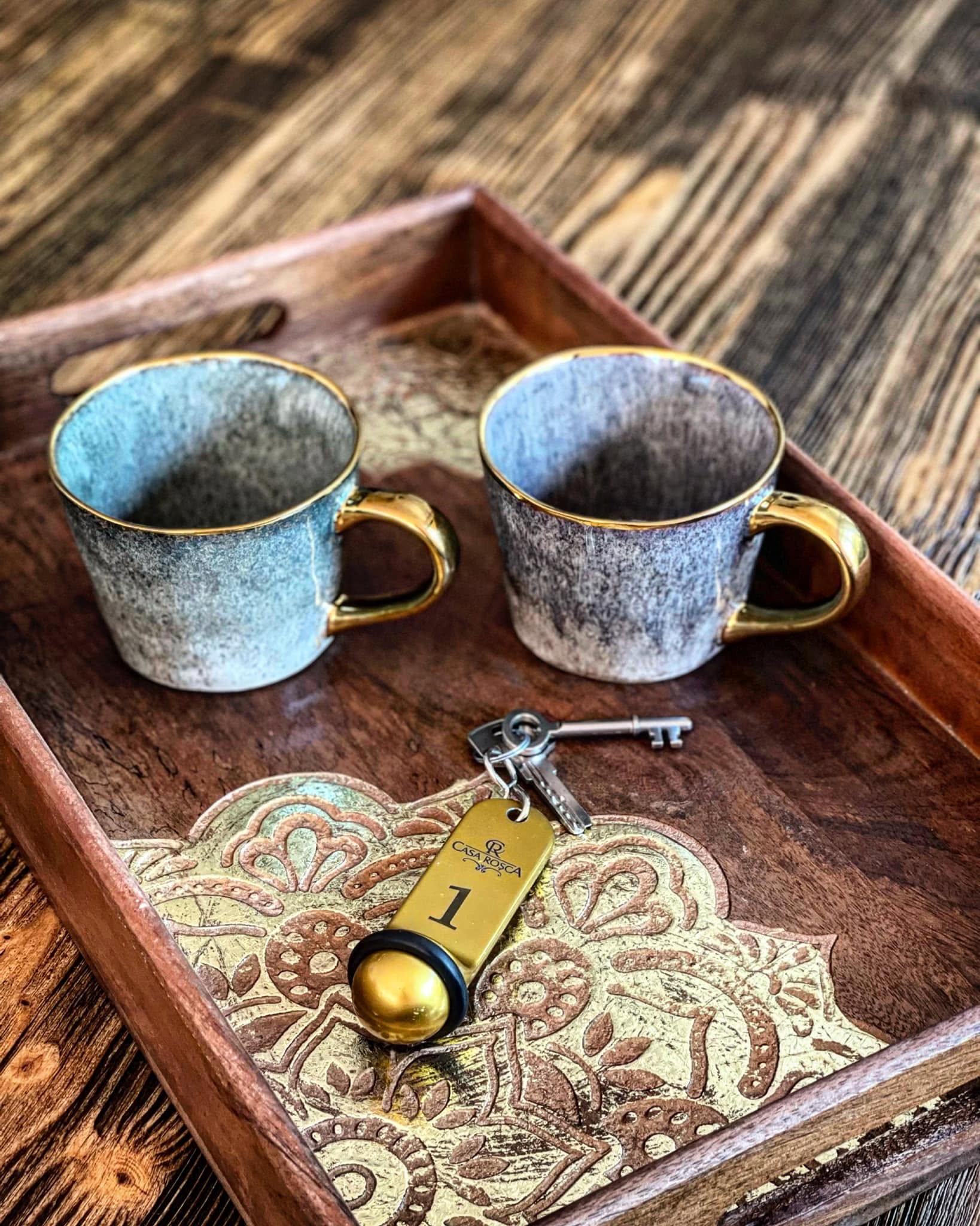 Cești de cafea pregătite pe o tavă la Casa Roșca, Sighișoara
