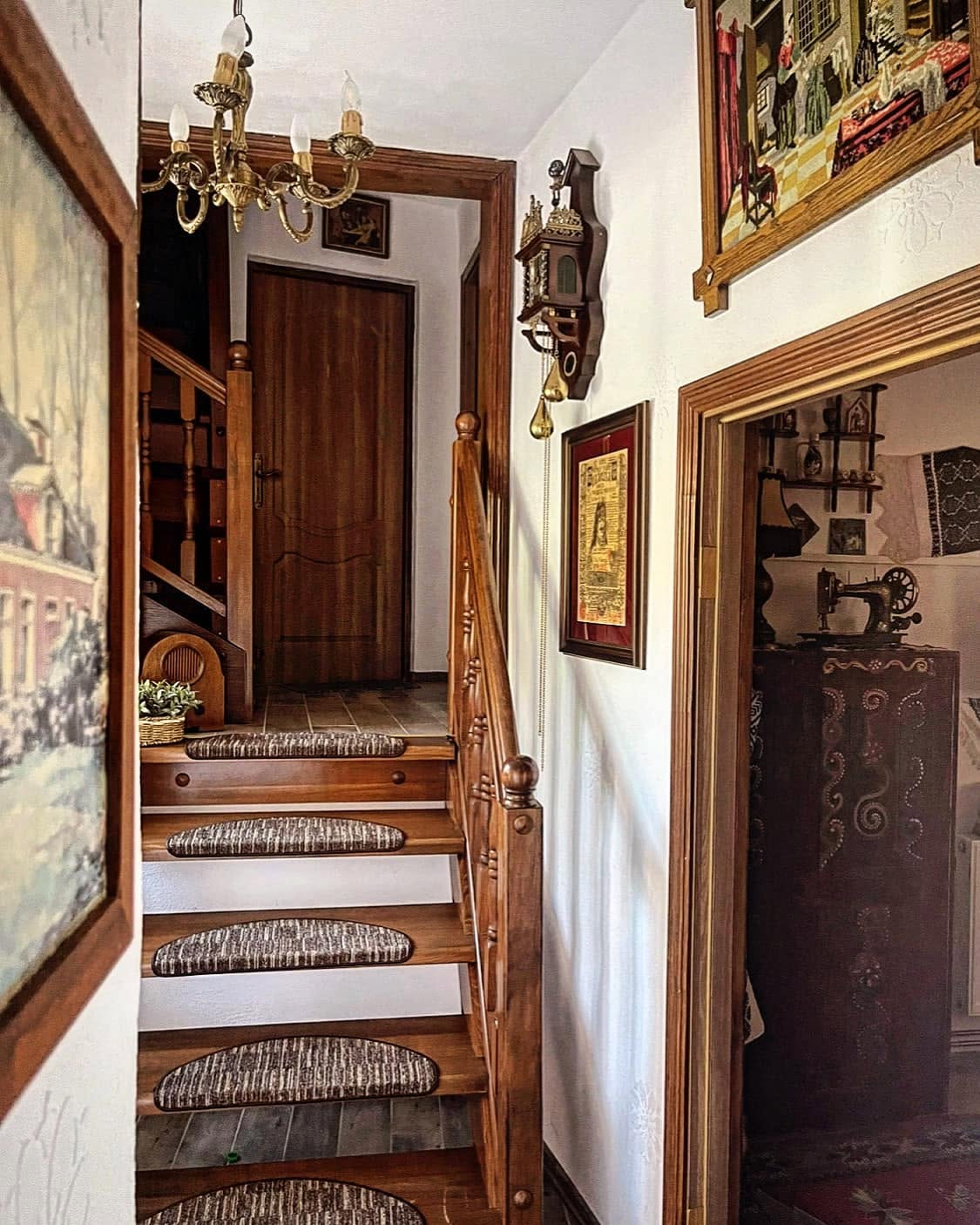 Hol cu uși de lemn la Casa Roșca, Sighișoara