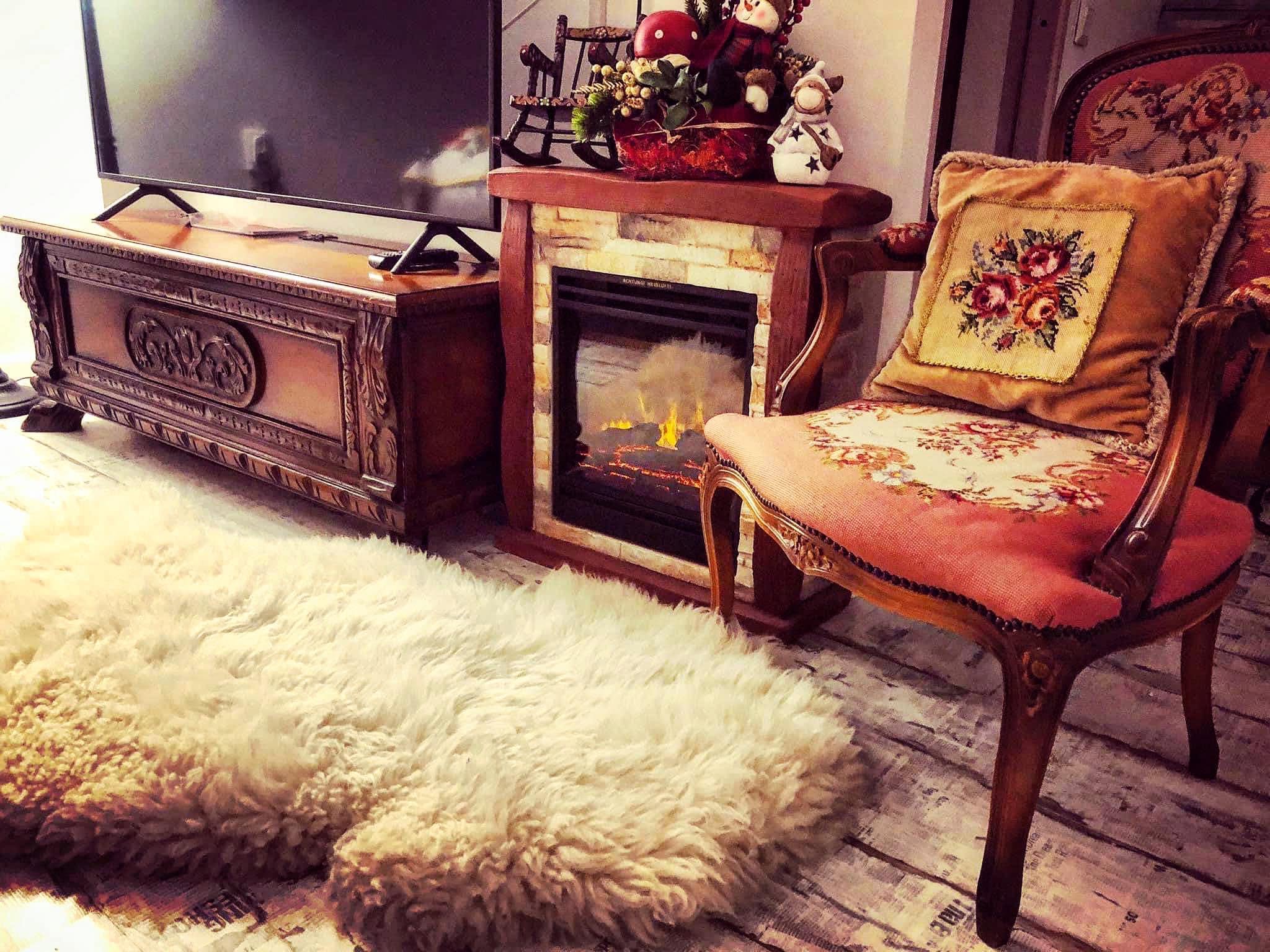 Cameră cu șemineu și fotoliu la Casa Roșca, Sighișoara