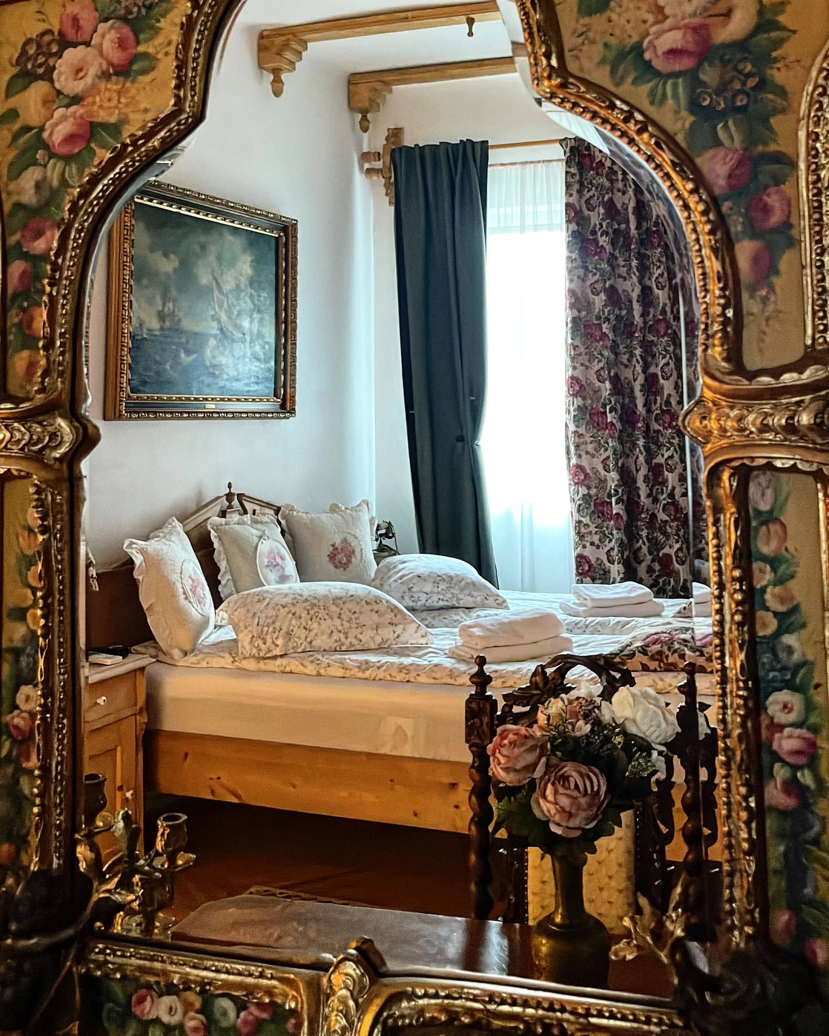 Dormitor elegant cu oglindă și draperii la Casa Roșca, Sighișoara
