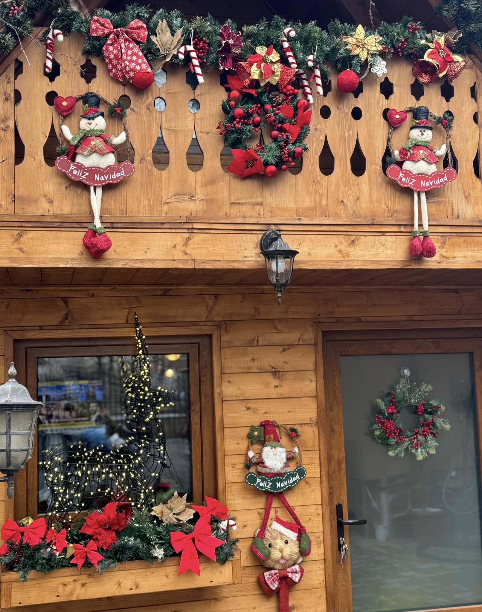 Fațadă cu flori roșii la Casa Roșca, Sighișoara