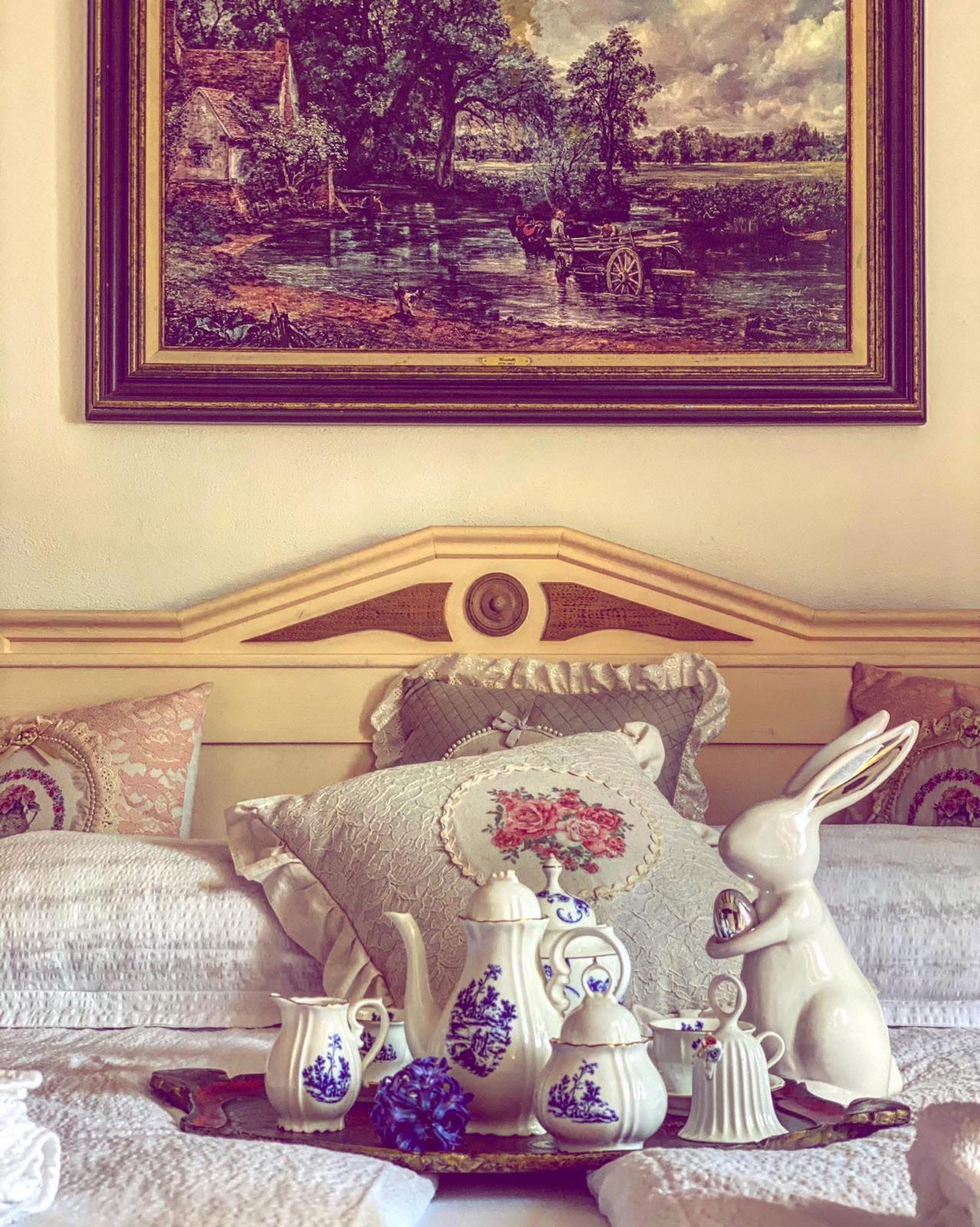 Pat cu lenjerie florală pregătit la Casa Roșca, Sighișoara